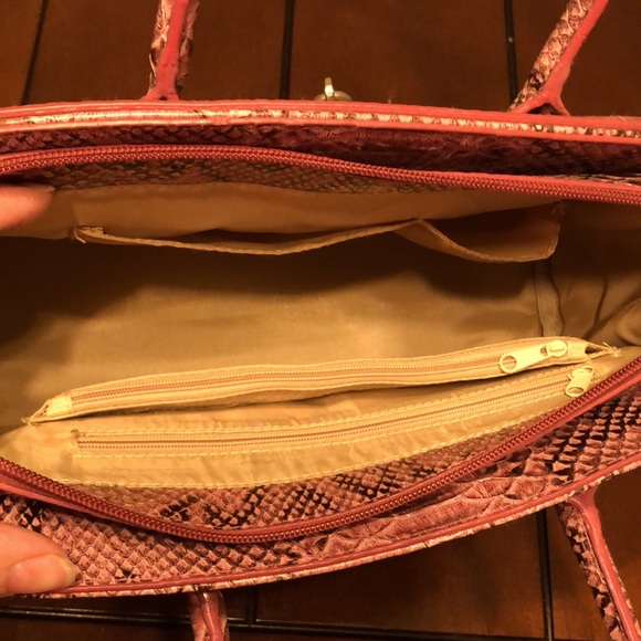 Gorgeous Pink Snakeskin Pattern Purse! 👛 - Picture 3 of 4